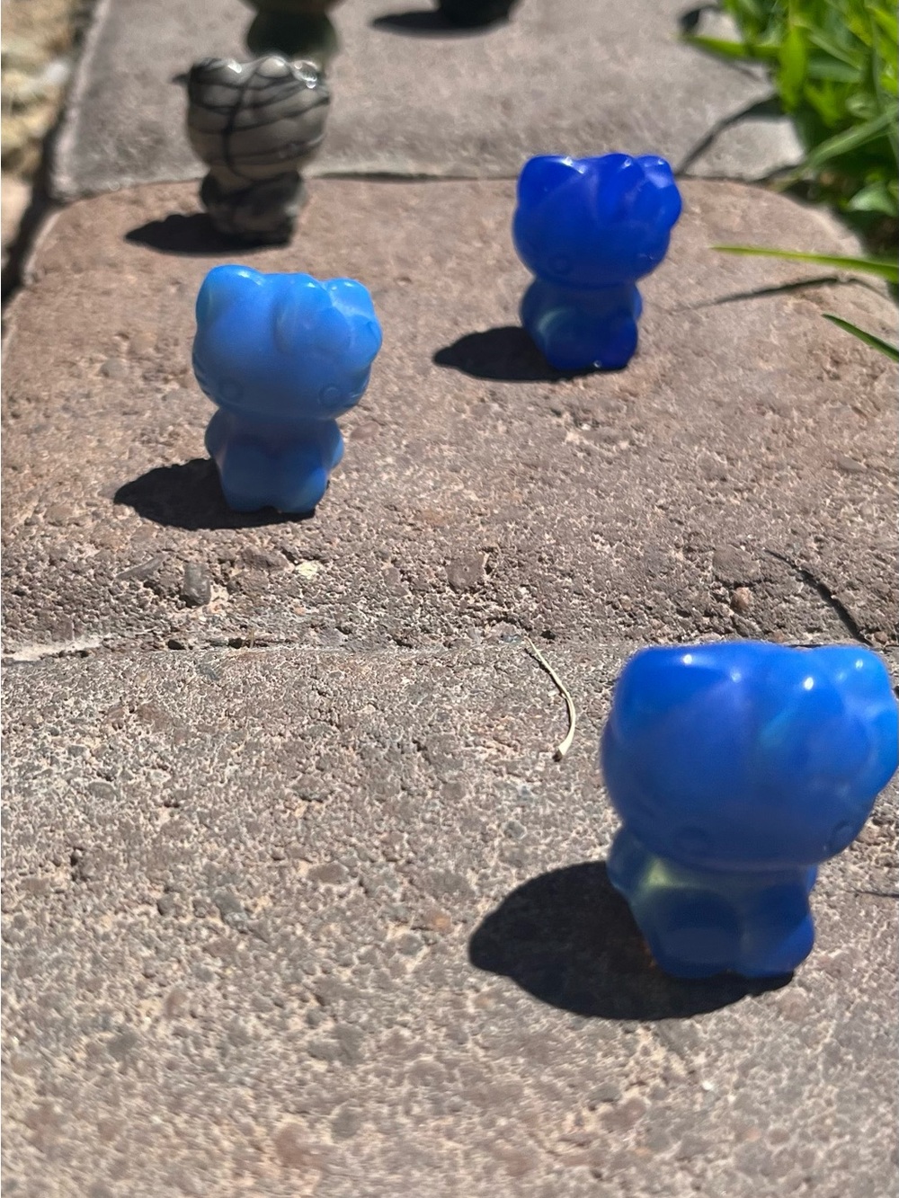 💙 Blue Opalite Mini Hello Kitty Crystal Carving 💙 - Picture 4 of 4